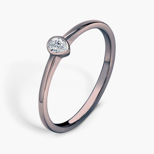 Pierścionek zaręczynowy Pure: czarne złoto, diament w szlifie łezka